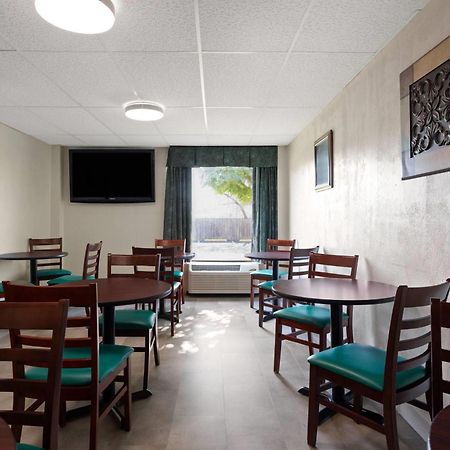 Super 8 by Wyndham Columbus Hotel Bagian luar foto