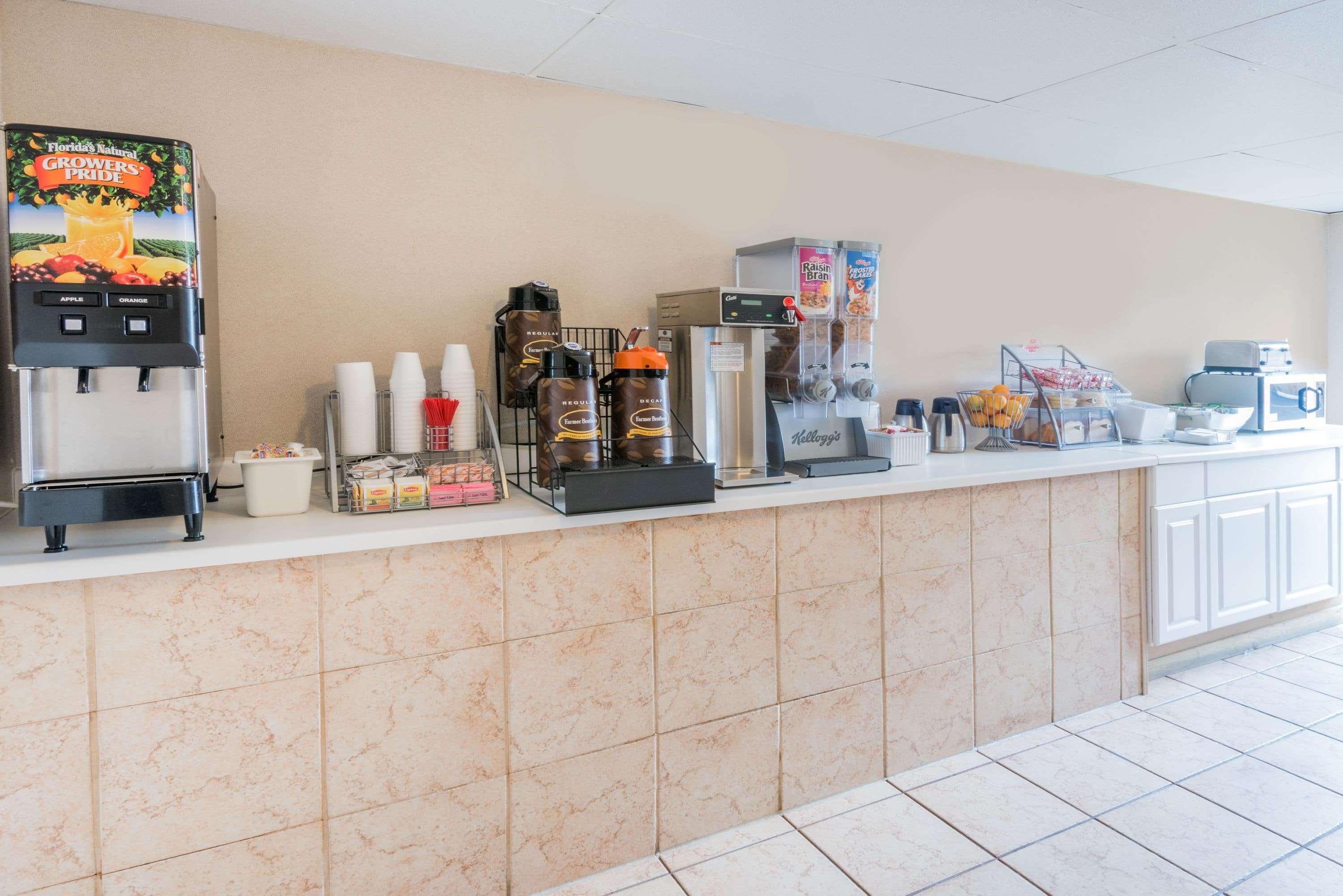 Super 8 by Wyndham Columbus Hotel Bagian luar foto