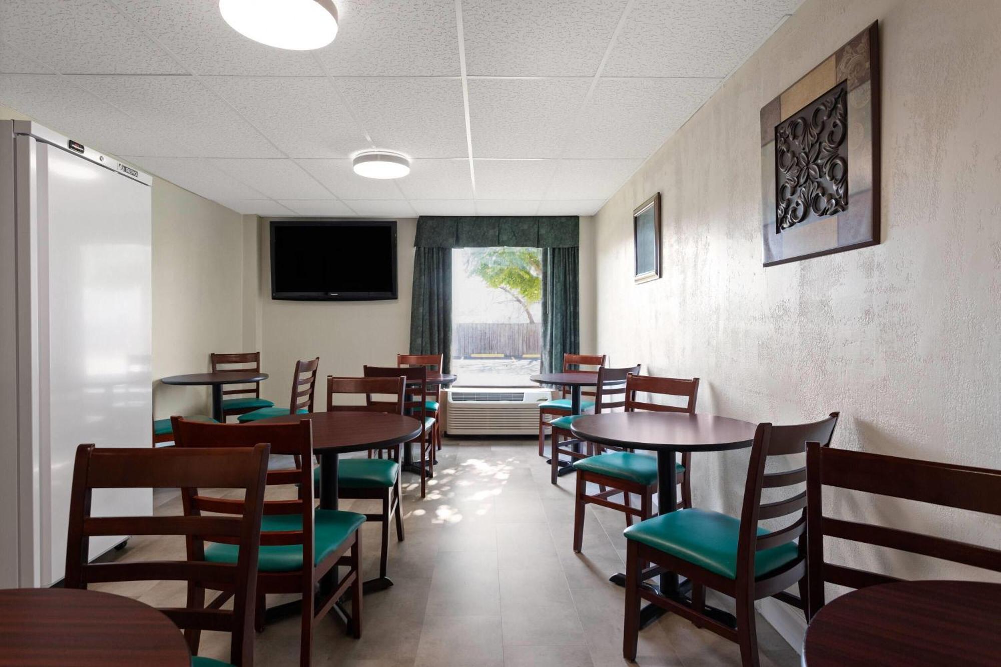 Super 8 by Wyndham Columbus Hotel Bagian luar foto