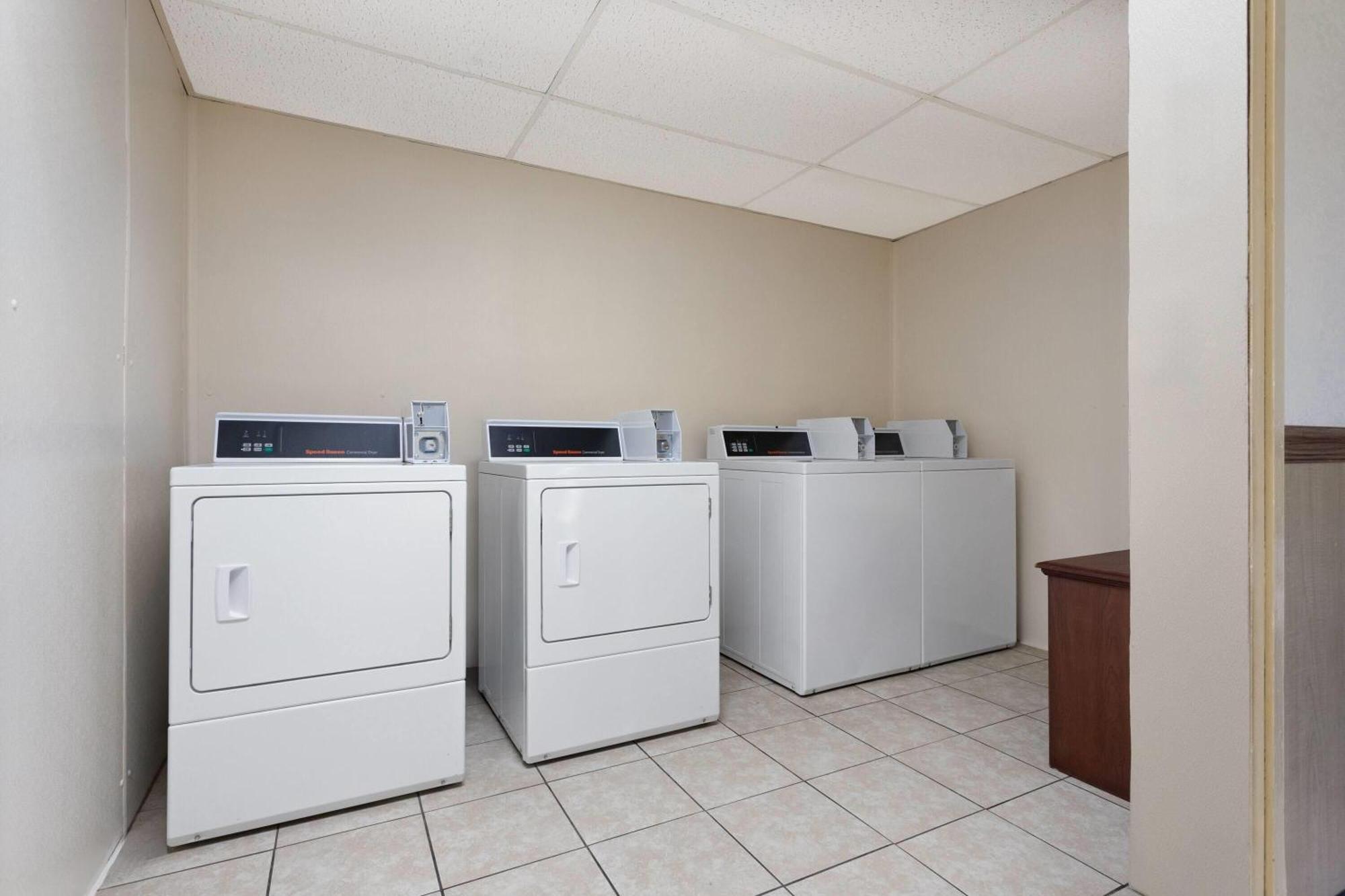 Super 8 by Wyndham Columbus Hotel Bagian luar foto