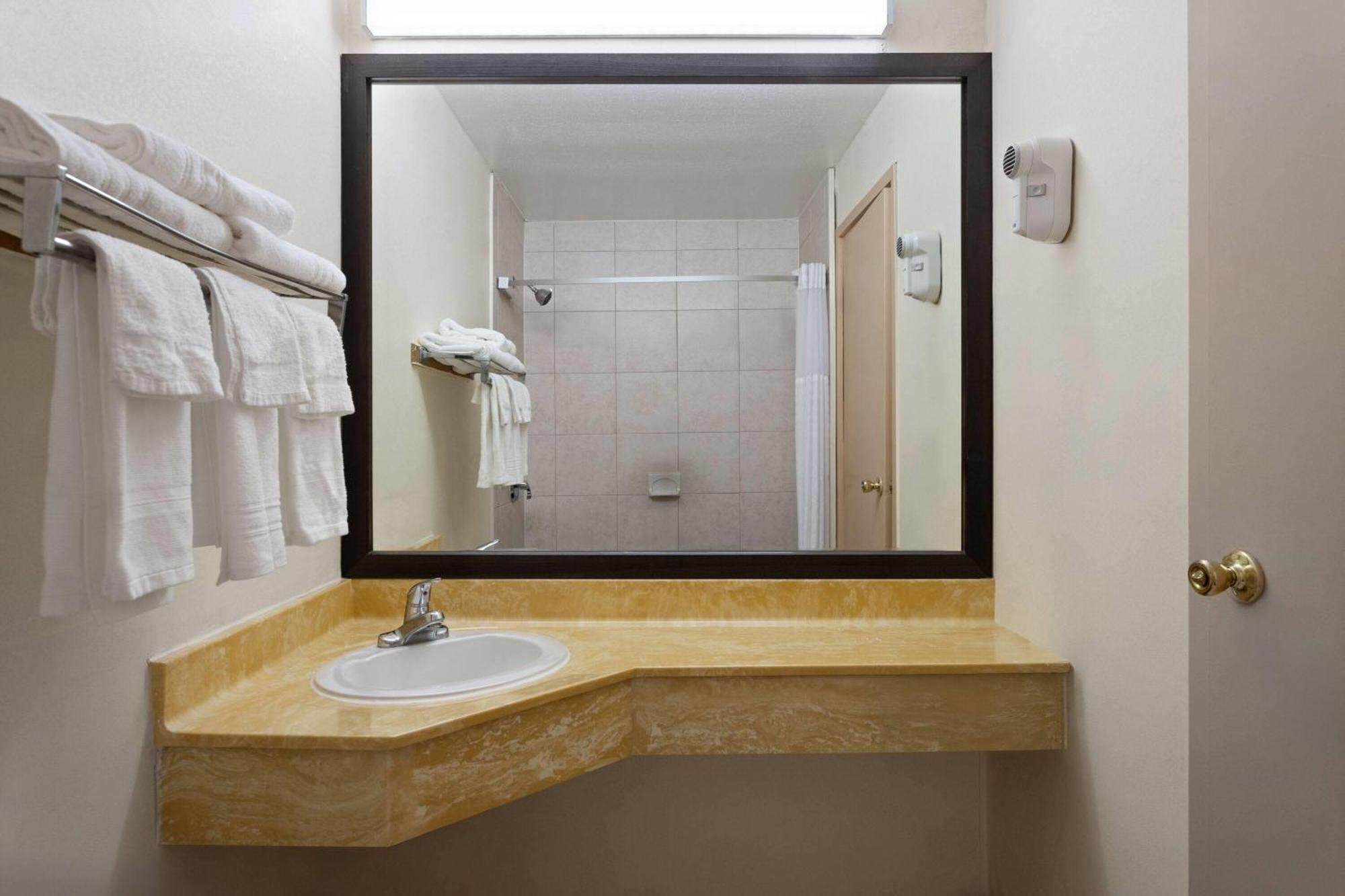 Super 8 by Wyndham Columbus Hotel Bagian luar foto