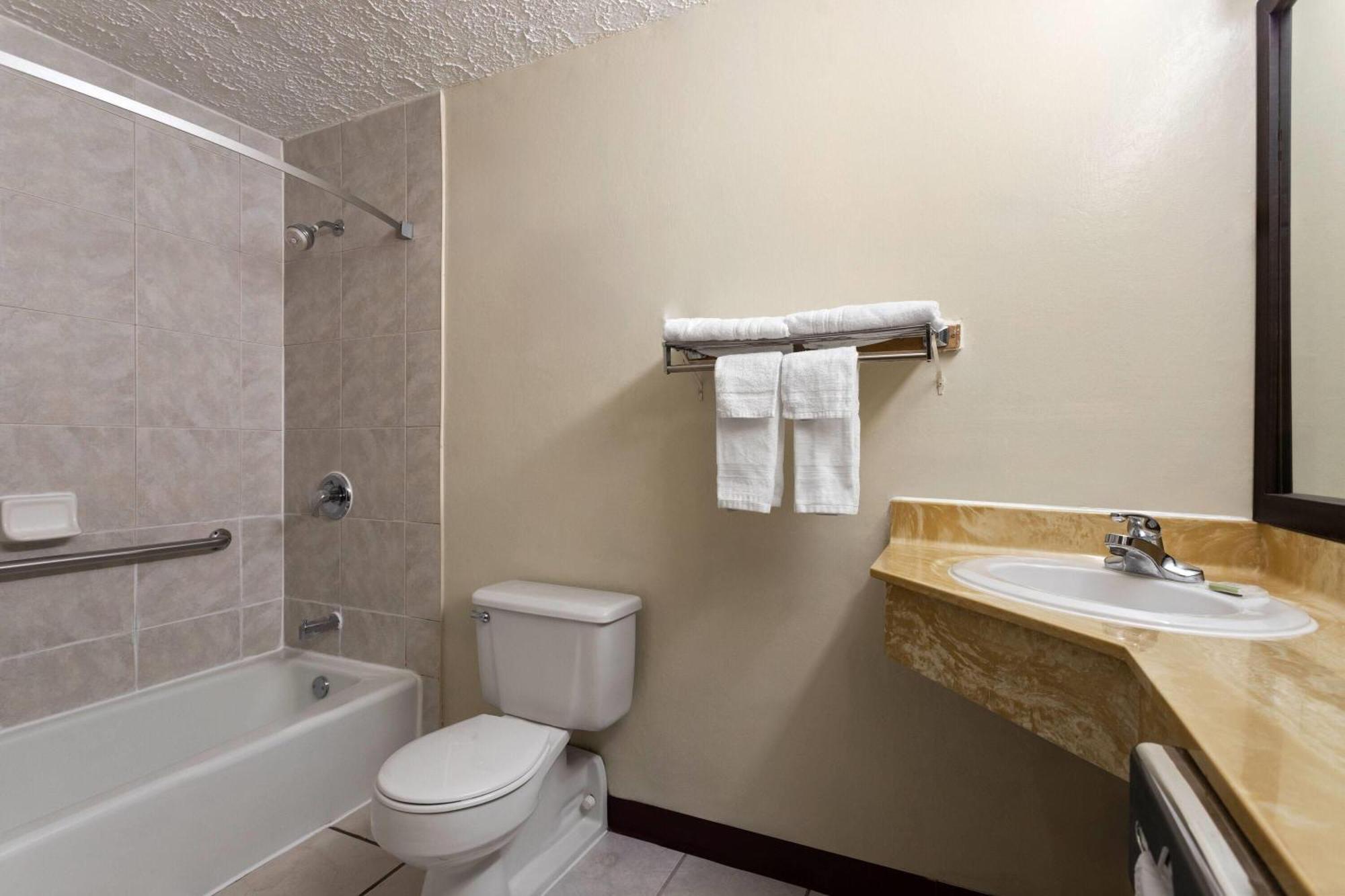 Super 8 by Wyndham Columbus Hotel Bagian luar foto