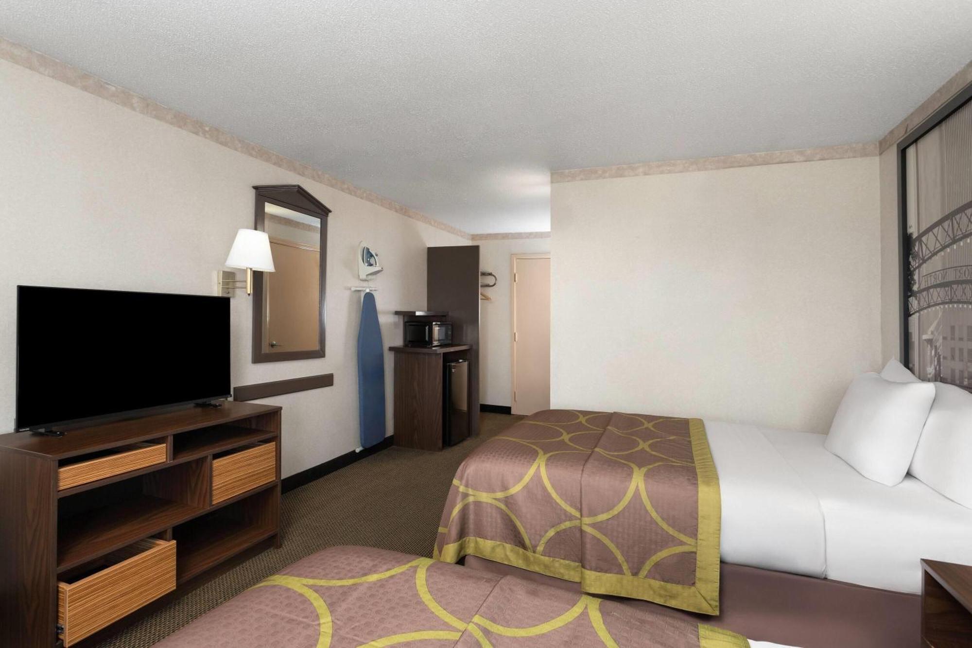 Super 8 by Wyndham Columbus Hotel Bagian luar foto