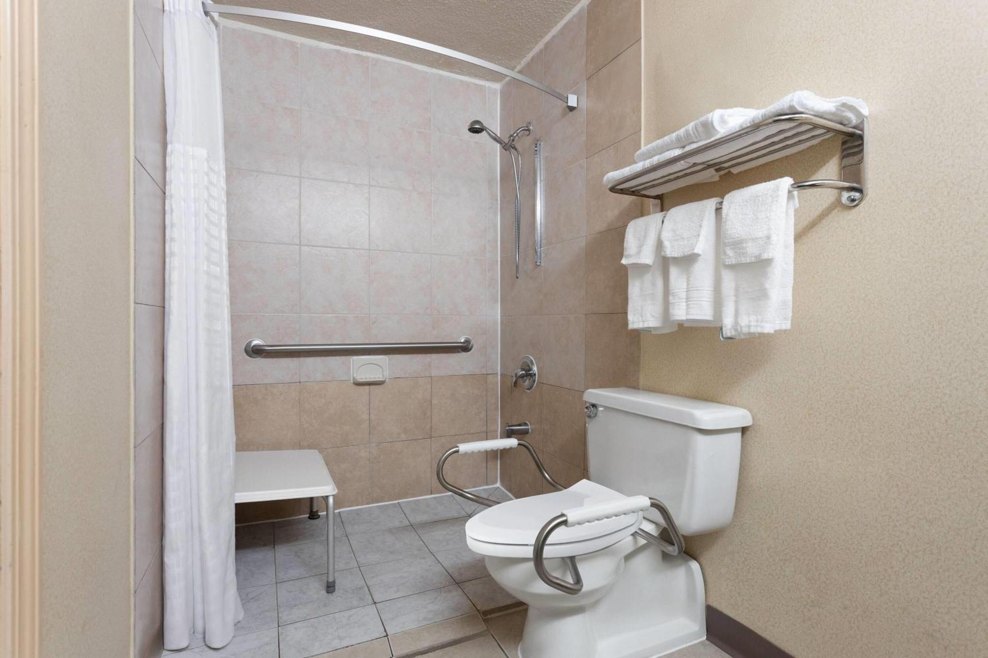 Super 8 by Wyndham Columbus Hotel Bagian luar foto