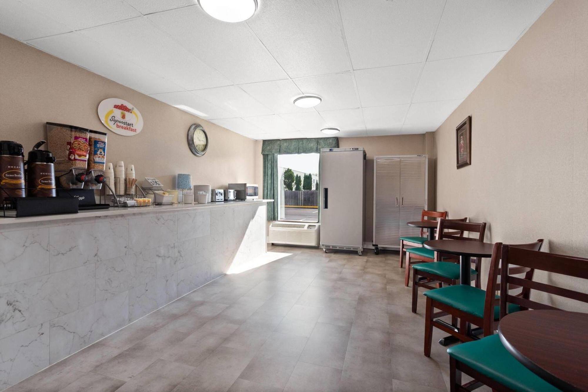 Super 8 by Wyndham Columbus Hotel Bagian luar foto